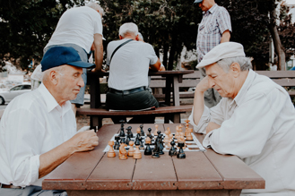 התנדבות למען קשישים, ניצולי השואה